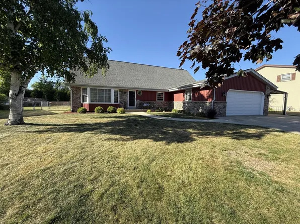 8716 W Whitaker AVENUE, Greenfield, WI 53228