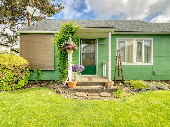 33855 NE Blossom Dr, Scappoose, OR 97056
