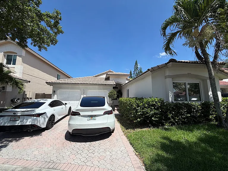10900 NW 72nd St — Photo 1