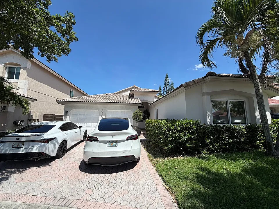 10900 NW 72nd St