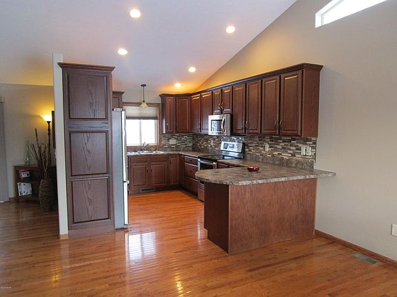 3rd image of 724 W 1st St