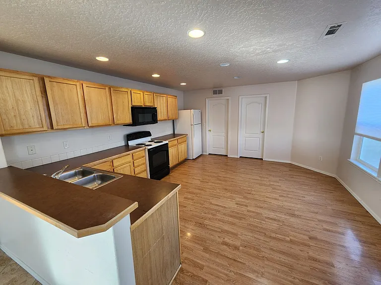 17594 N Parkdale Ave — Photo 2