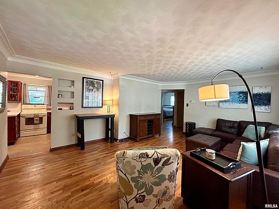 2nd image of 200 S Brook Ln