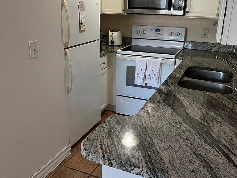 101 Old Ferry Rd #10C — Photo 6