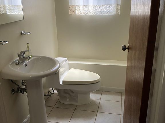 3rd image of 131 Elmwood Ct