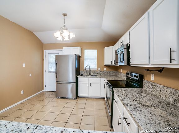 5th image of 127 Wainwright St