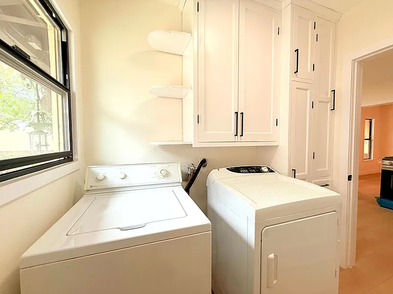 6130 Whitsett Avenue — Photo 16
