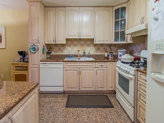 2nd image of 2185 Lemoine Ave APT 3O