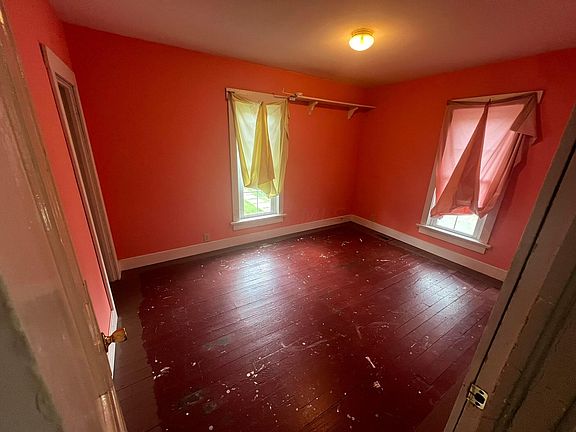 3rd image of 204 W Walnut St