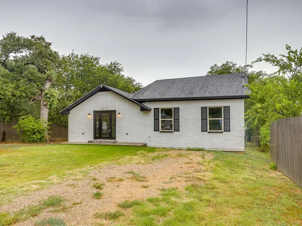 1212 Hulme St, Bowie, TX 76230
