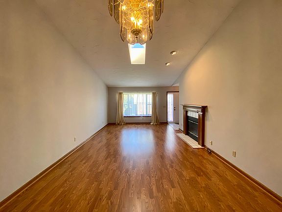 4th image of 16 Fairgreen Cir