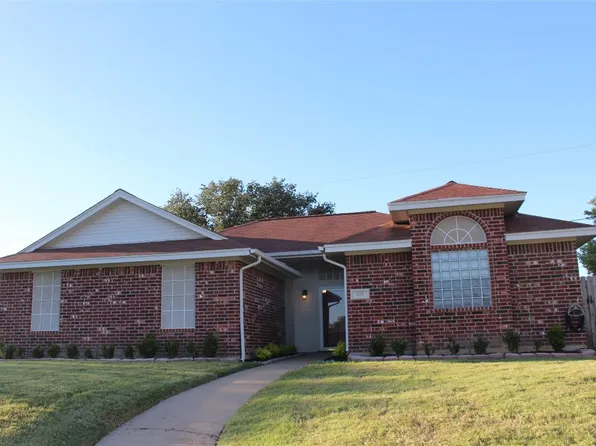 525 Bluebonnet Ct, Burleson, TX 76028