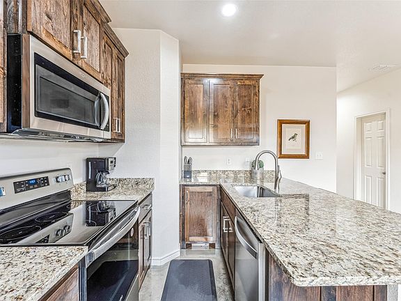 5th image of 1011 W Vanderbilt St #201