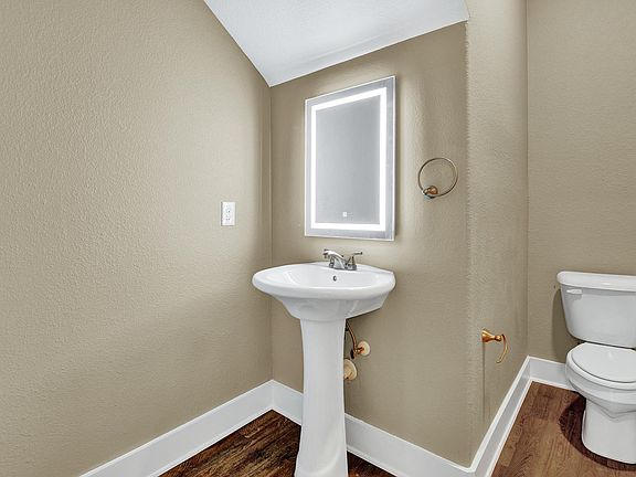 3rd image of 300 Woodgrove Dr #B