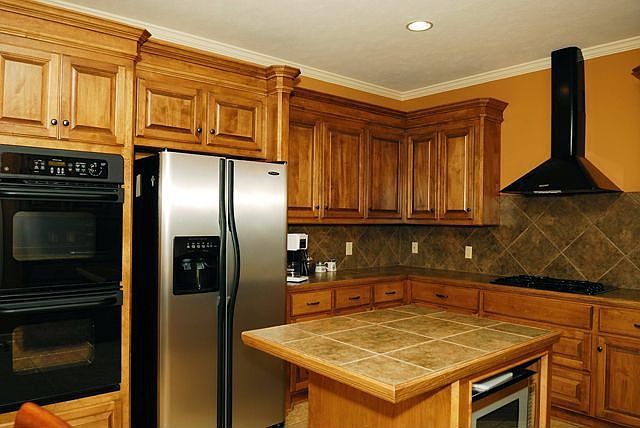 Double ovens in kithcen