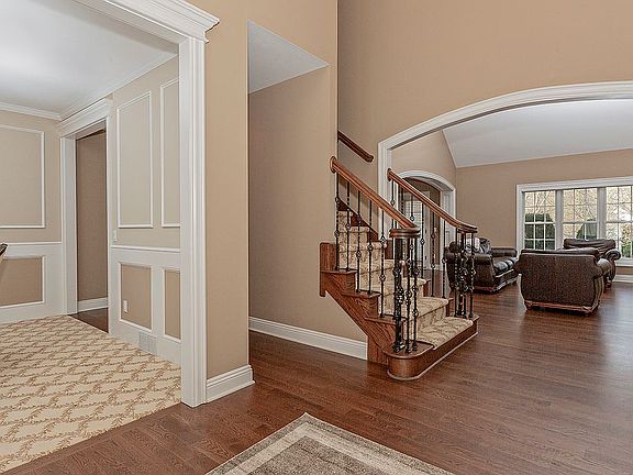 4th image of 330 Glasgow Dr
