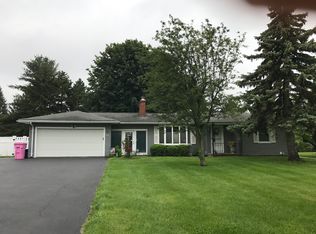 5 Greenbriar Dr, Gates, NY 14624