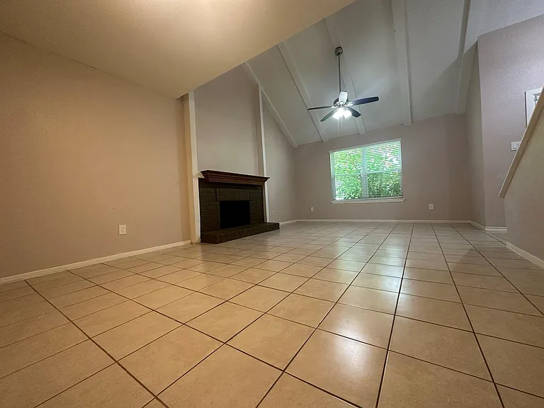 1222 Ravenscourt Dr — Photo 5