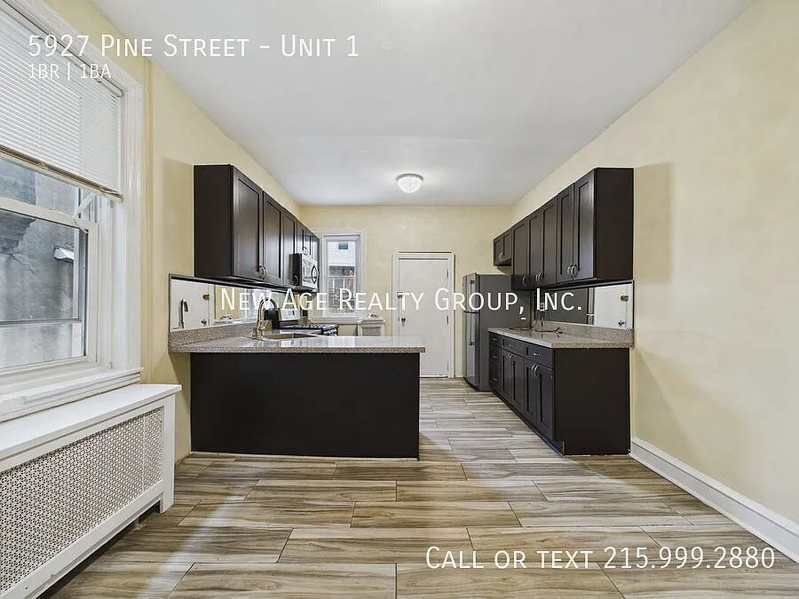 Building Photo - 5927 Pine St #1