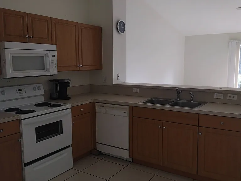 1068 Ainsworth St E — Photo 9