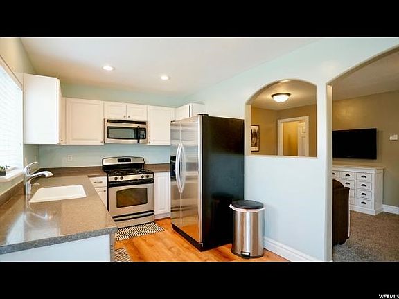 5th image of 2022 N Belmont Dr