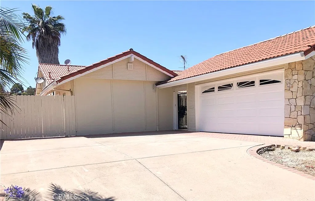 3 bed, 1543 sqft, $4,950 — Photo 1