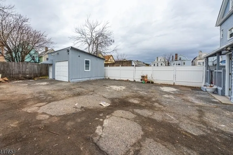 526 Jackson Ave — Photo 10