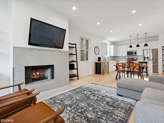 3rd image of 1050 N Hermitage Ave #1