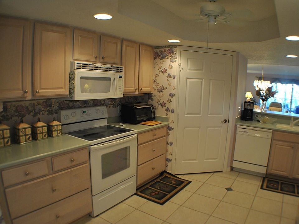 1st image of 8931 Lake Dr APT 203