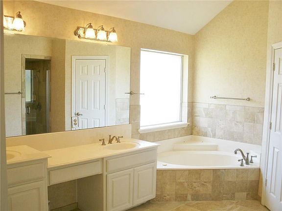 3rd image of 508 Oak Hills Dr