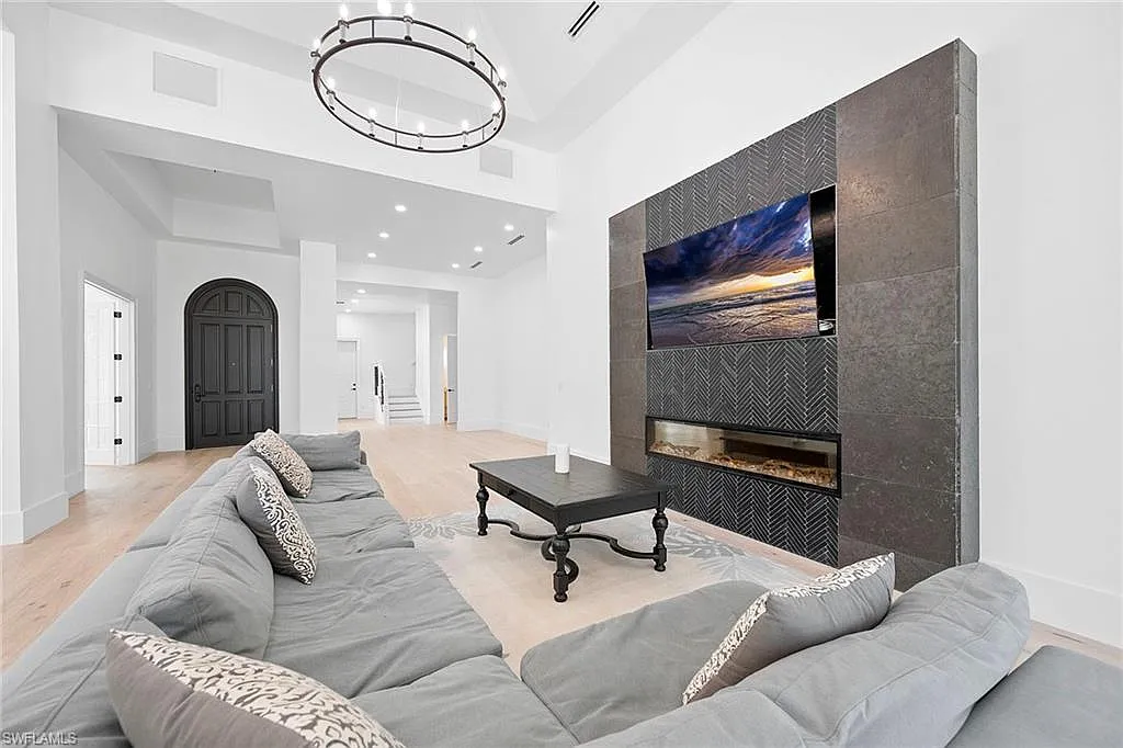 5 bed, 4.5 bath, 4152 sqft, $19,950 — Photo 4