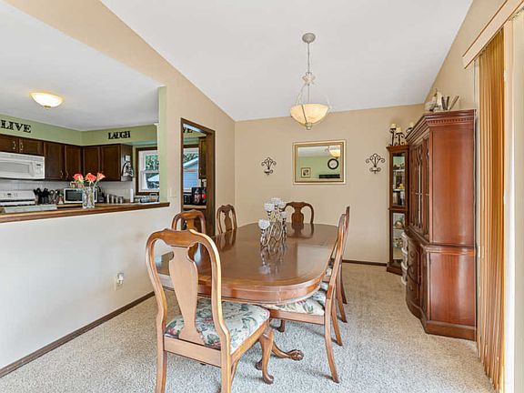 5th image of 42 Duxbury Ln