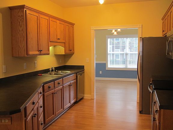 5th image of 545 E Walnut St