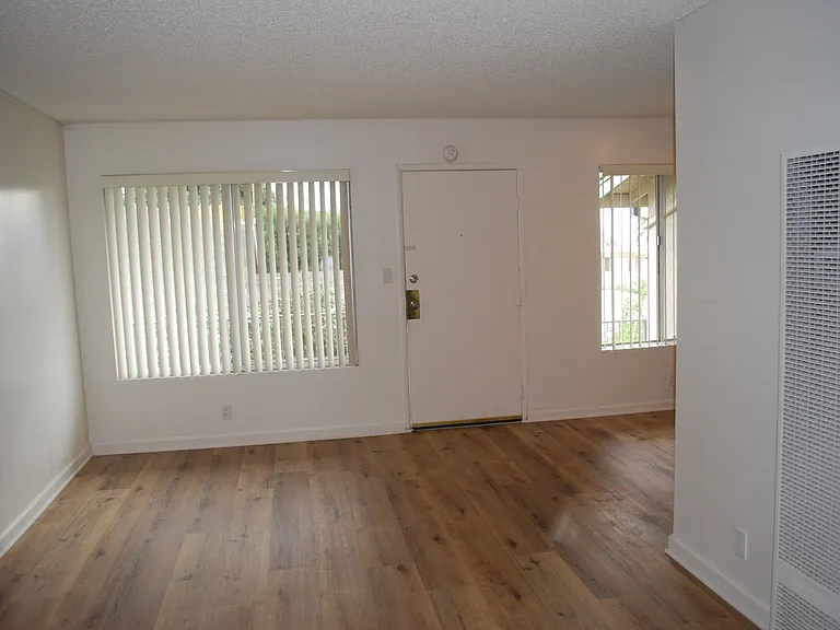 135-153 S Hemlock St — Photo 6