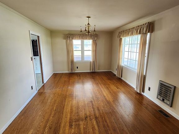 5th image of 267 N Spring St