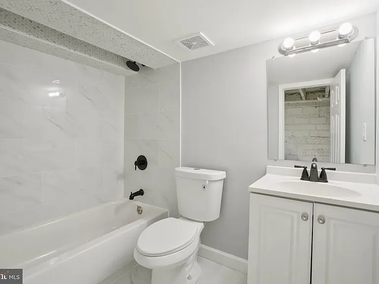 2500 S Eads St — Photo 24