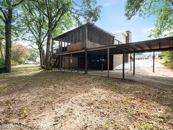 4th image of 2612 Riviera Cir
