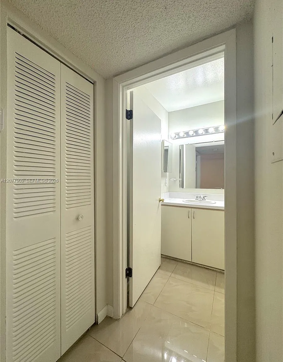 Royal Poinciana Condo — Photo 4