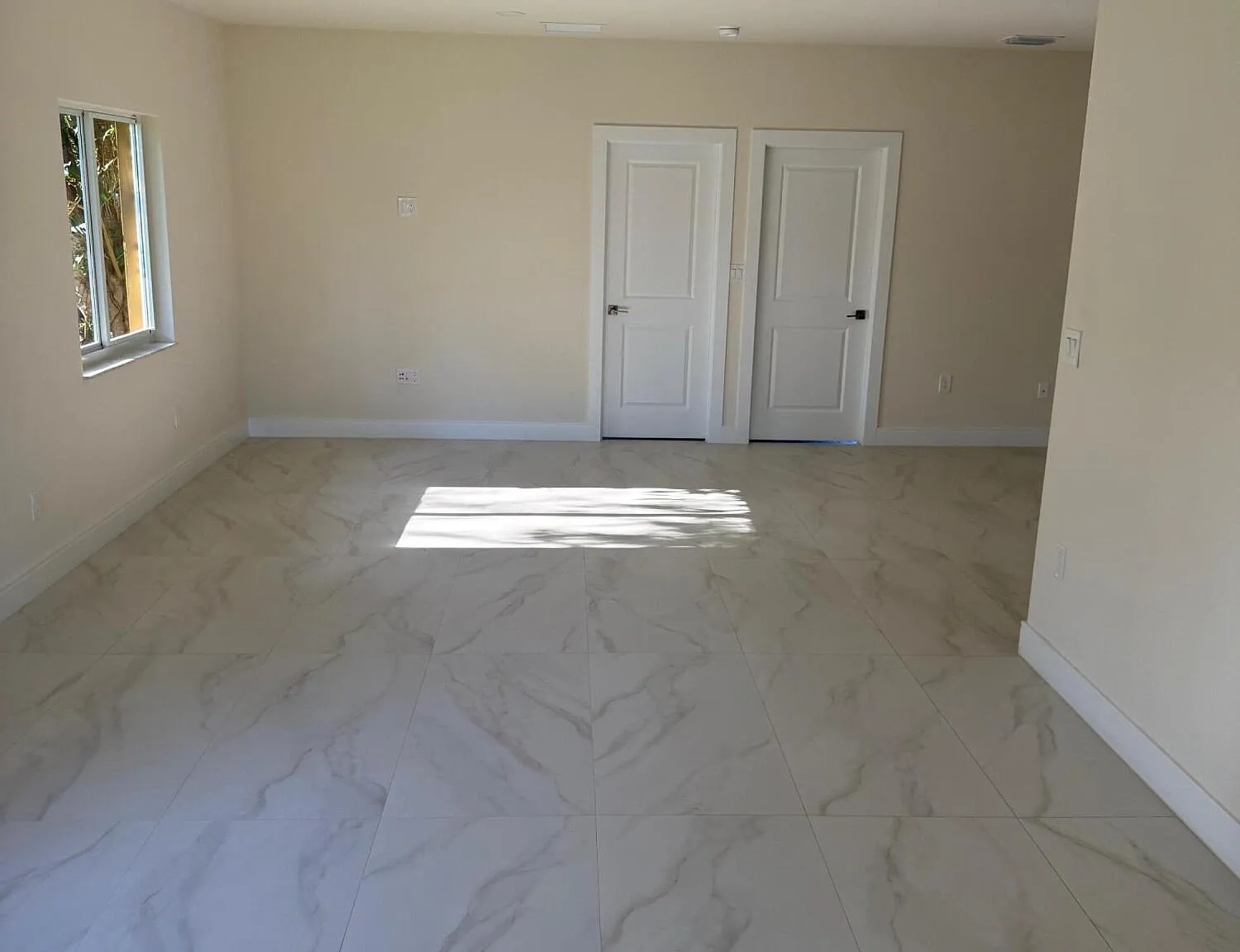 3 bed, 2.0 bath, 1402 sqft, $3,800 — Photo 3