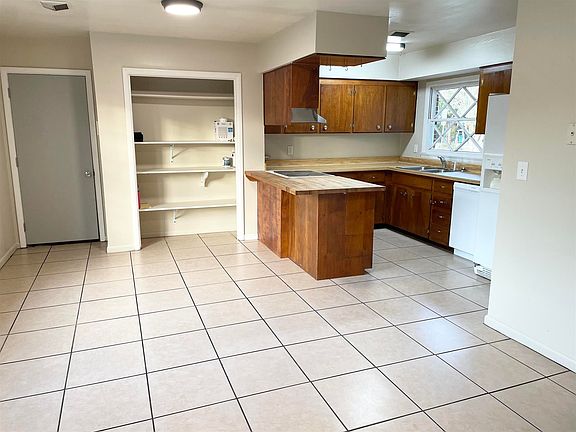 3rd image of 3601 Overland Dr
