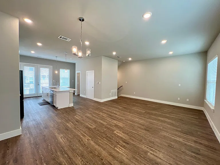 714 N Plano Rd — Photo 13