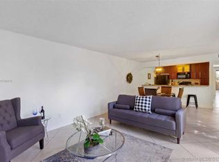 10901 S Lakeview Dr, Pembroke Pines, FL 33026