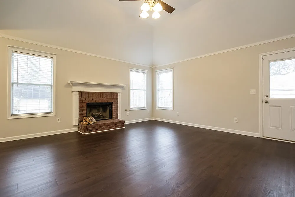 3 bed, 2.0 bath, 1635 sqft, $2,130 — Photo 3
