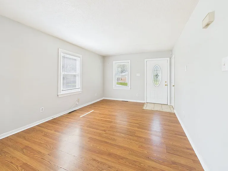835 Winnetka Ave — Photo 2