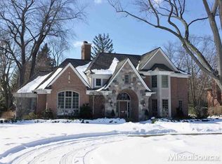 521 Oxford Rd, Grosse Pointe Woods, MI 48236