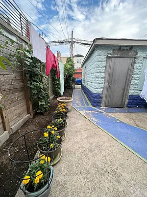 Rented by Halvatzis Realty | media 70