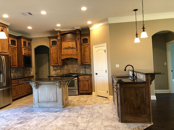 5th image of 923 Royal Cir