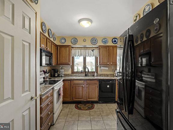 5th image of 23 Eastbrooke Dr