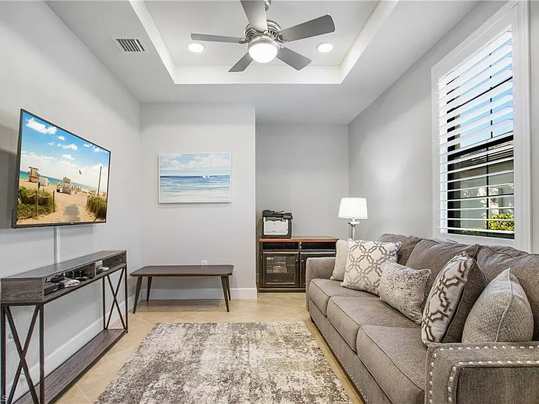 7674 Jacaranda Ln — Photo 16