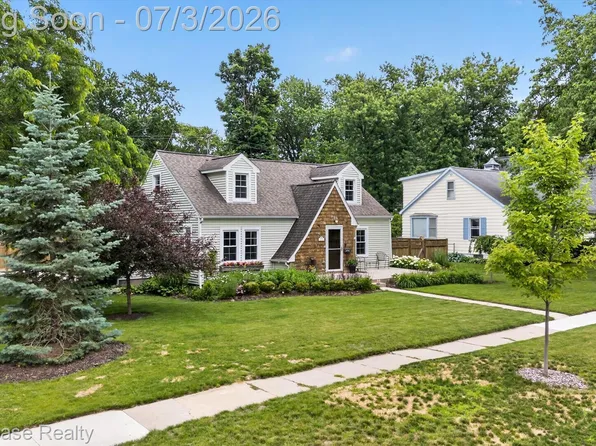 215 S Houghton St, Milford, MI 48381
